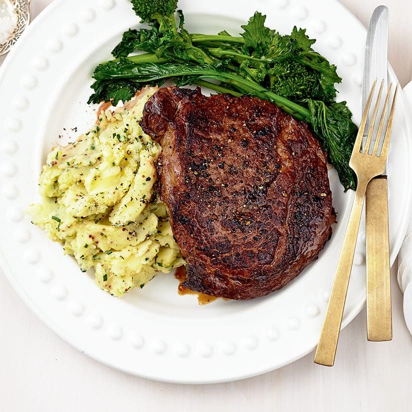 Biftecks à l’ail et purée de panais