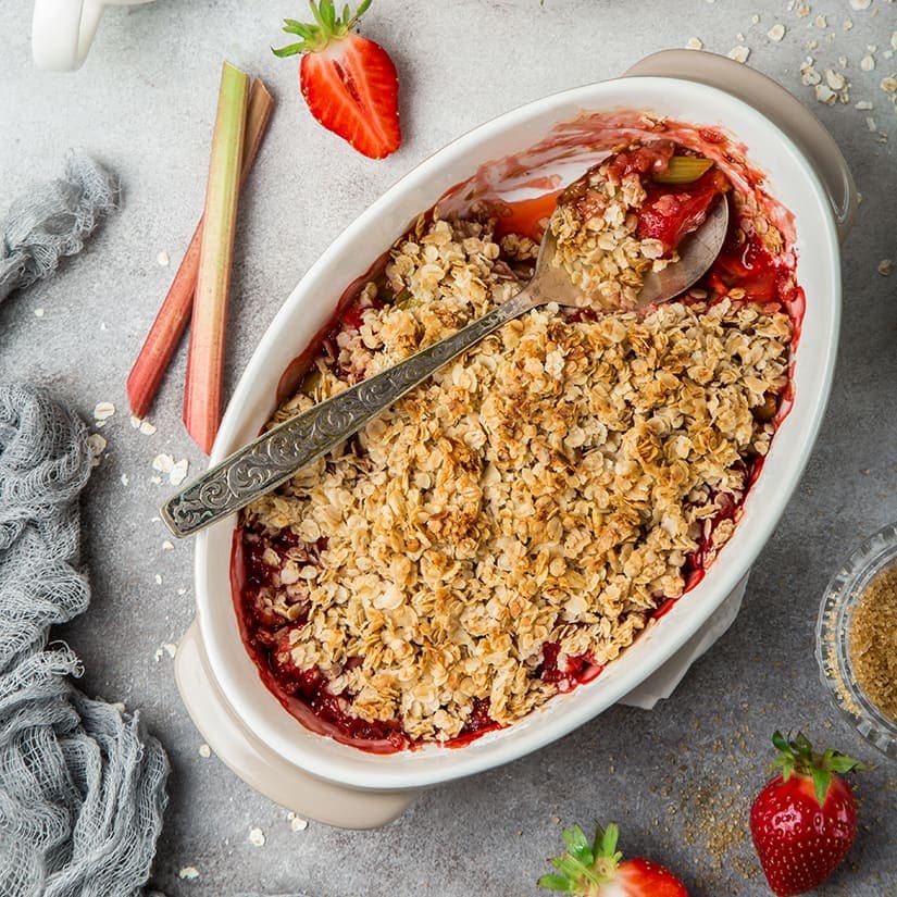 Croustillant aux fraises et à la rhubarbe