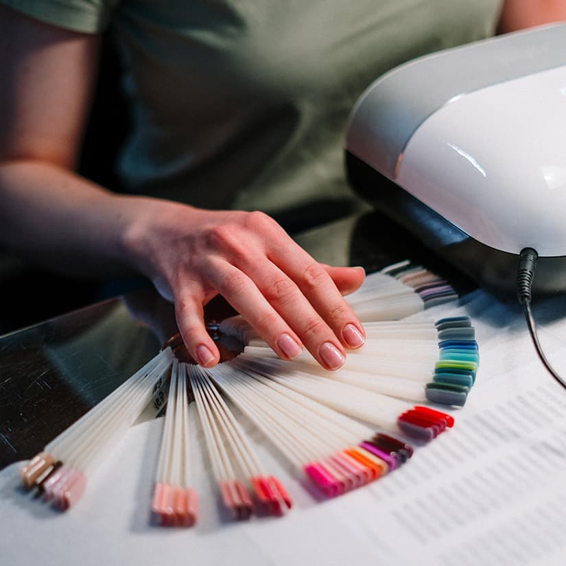 La couleur de vernis qui rend les mains plus jeun