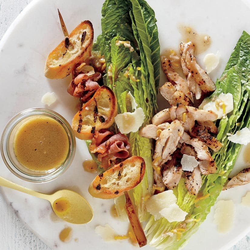 Salade César décomposée au poulet