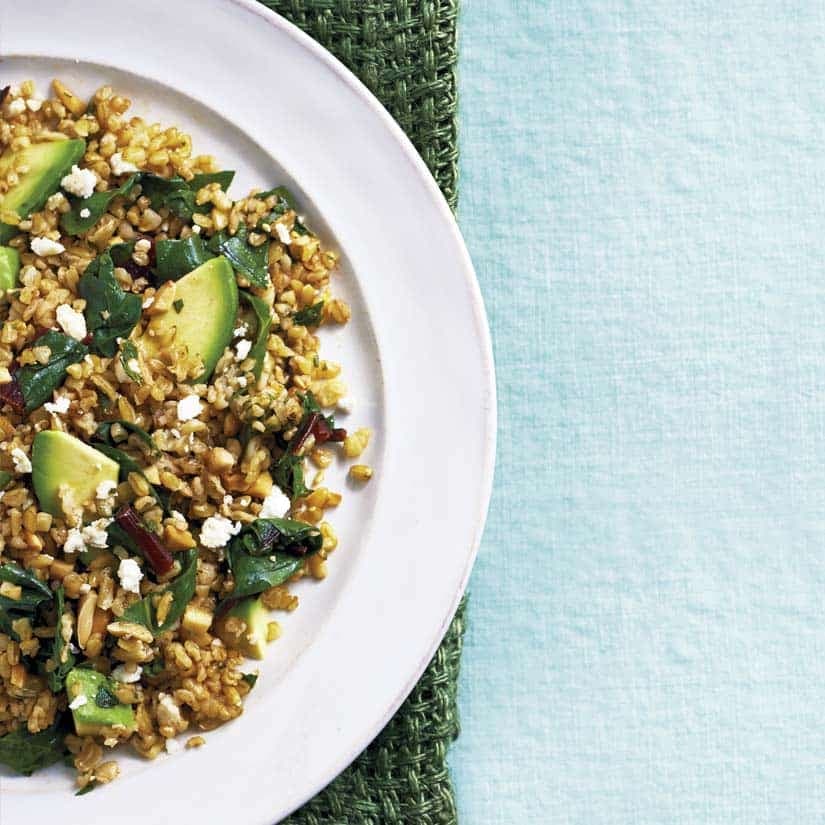 Salade-repas de freekeh à l'avocat et au feta