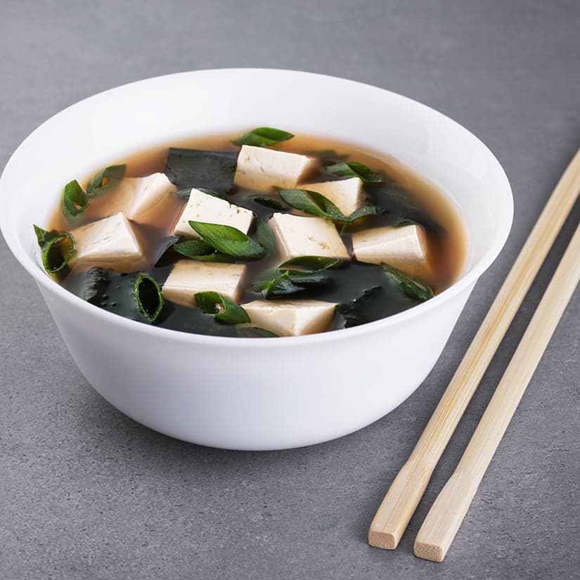Soupe miso avec radis et haricots de soja verts