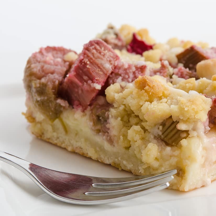 Gâteau streusel aux fraises et à la rhubarbe