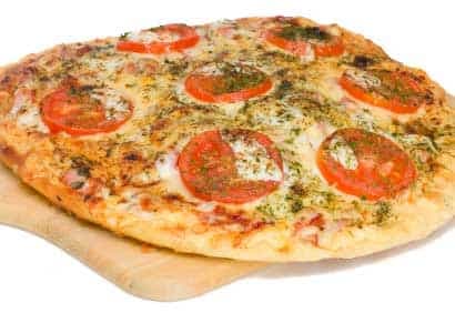 Pizza aux tomates et au pesto