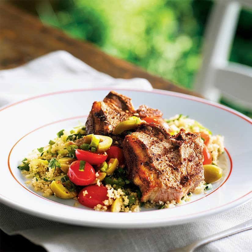 Côtelettes d'agneau marocaines, salsa tomates-olives