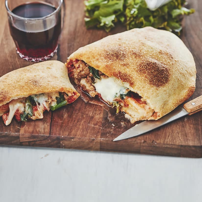 Calzones à la saucisse, au bocconcini et au rapin