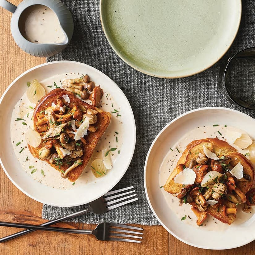 Brioche champignons, sauce suprême et huile sapin