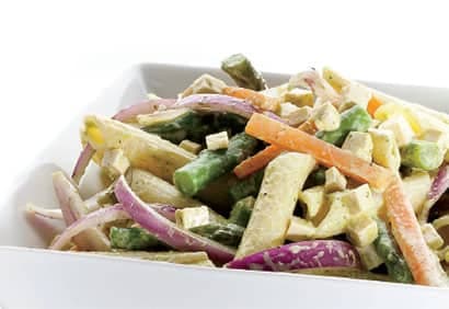 Salade primavera : pâtes, carottes et asperges