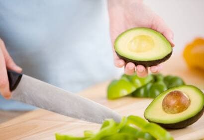 Dénoyauter un avocat (vidéo)