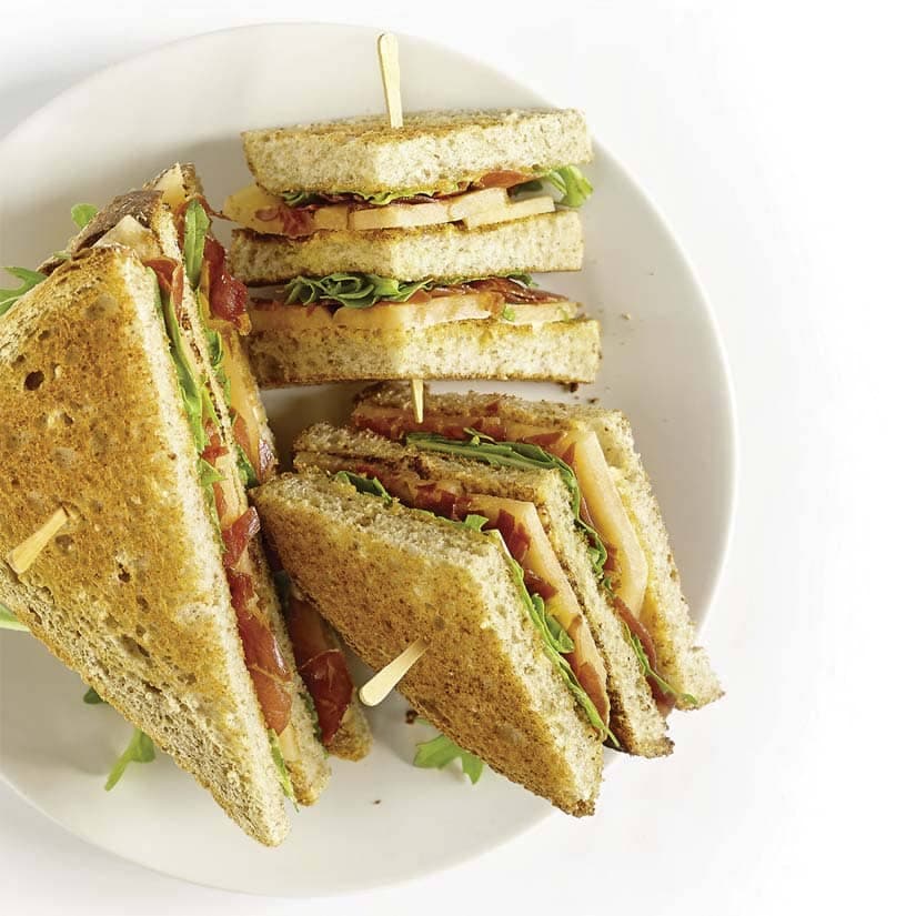 Club-sandwichs cantaloup, prosciutto et roquette