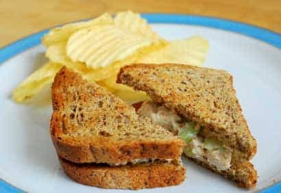 Sandwichs grillés au poulet et aux pommes au cari