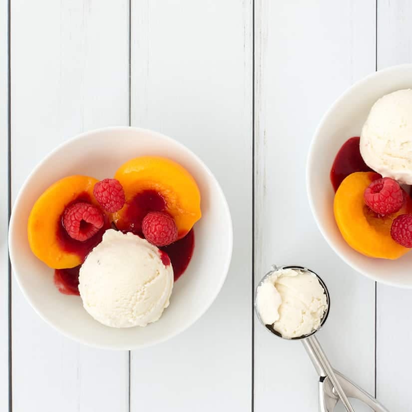 Coupes glacées aux pêches et aux framboises