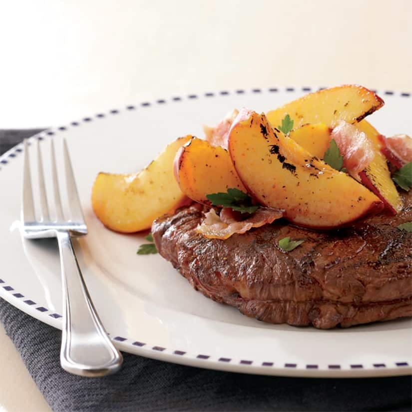 Biftecks et nectarines sur le gril