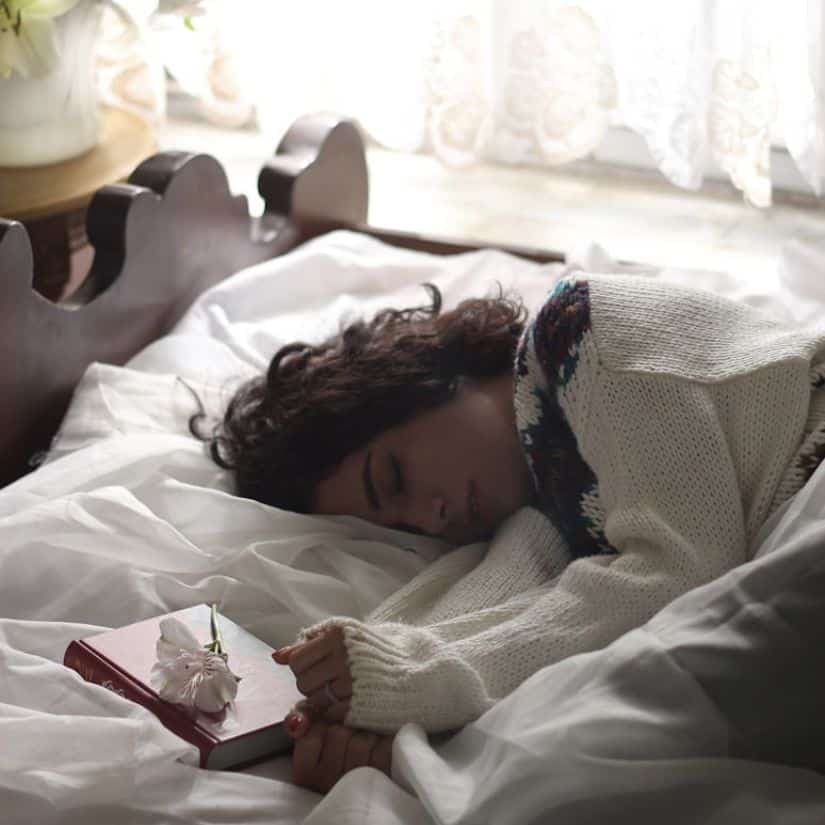 Dormir du même côté déforme-t-il le visage ?