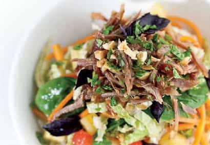 Salade de riz aigre-douce au chou, canard & ananas