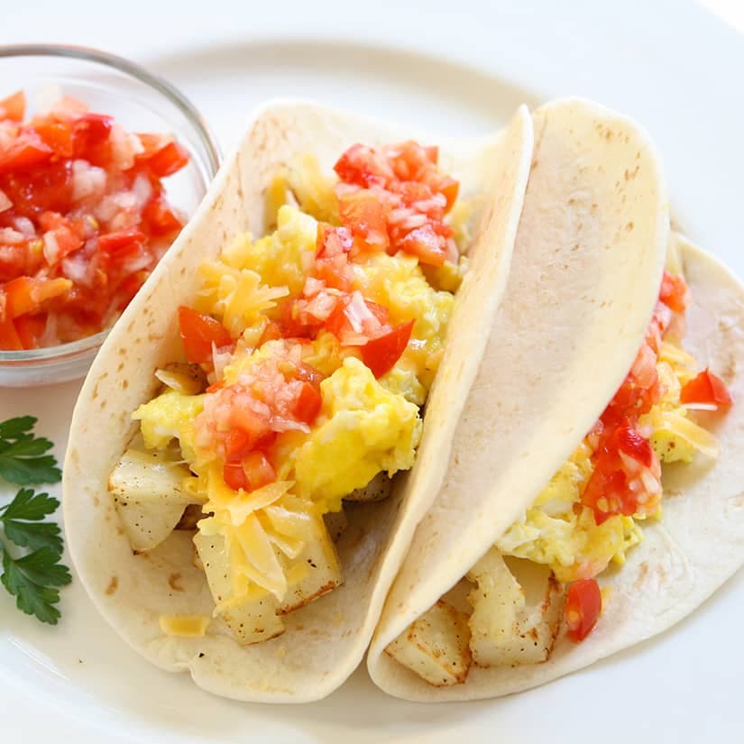 Burritos aux oeufs et à la salsa