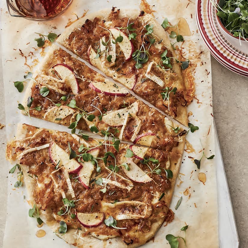 Pain plat oignon caramélisé, pommes et brie
