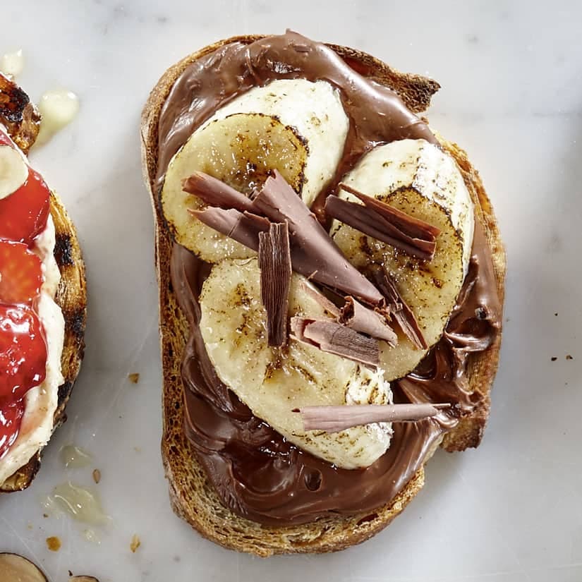 Tartines bananes grillées, noisettes & chocolat