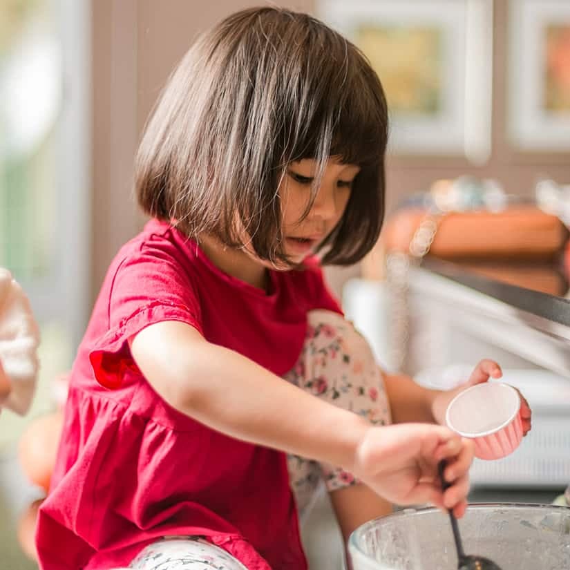 À quel âge les enfants peuvent aider à cuisiner?